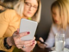 Как подписать подругу в WhatsApp