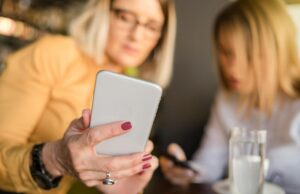 Как подписать подругу в WhatsApp