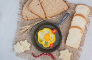 Хлеб с молоком и яйцом на сковороде