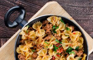 Макароны по-флотски с помидорами и фаршем