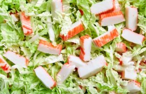 Крабовый салат с огурцом и сыром