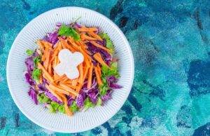 Копченая колбаса и корейская морковь: простой и вкусный салат
