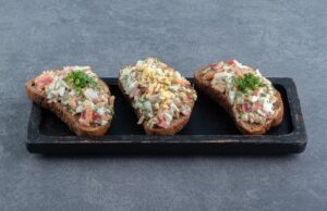 Горячие бутерброды со шпротами в духовке