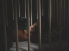 Мужчина просыпается в тюрьме во сне