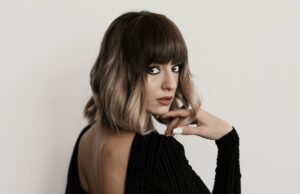 Укладка средних волос: локоны без челки