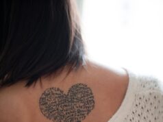 Тату надписи под грудью у девушек