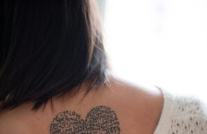 Тату надписи под грудью у девушек