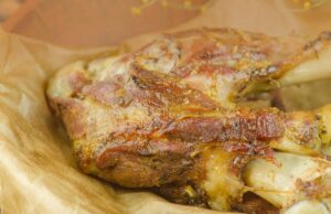 Свиная рулька запечена в духовке в рукаве