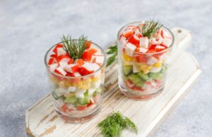 Крабовые палочки и сыр: Простой и вкусный салат