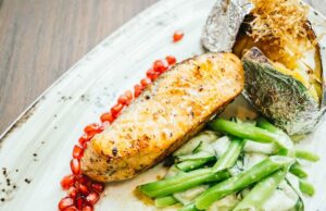 Запеченная треска с овощами в духовке