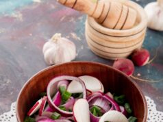 Вареный свекольный салат с луком