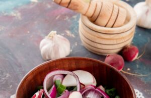 Вареный свекольный салат с луком