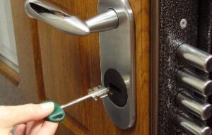 Аварийное вскрытие замков: надёжная помощь профессионалов в критической ситуации