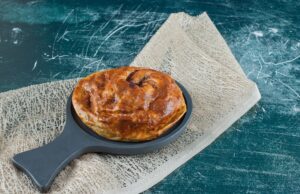 Пирожки из слоеного теста на сковороде