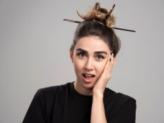 Косая челка с уголком над бровью