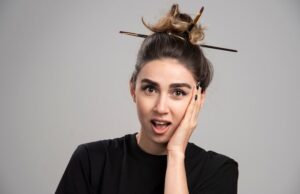 Косая челка с уголком над бровью