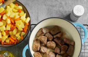 Вкусная свиная печень на сковороде