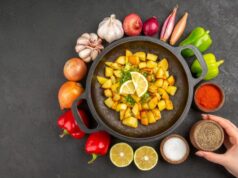 Овощное рагу в кастрюле