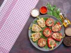 Перец с фаршем в духовке: половинки