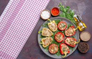 Перец с фаршем в духовке: половинки