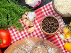 Куриные ежики с рисом в духовке