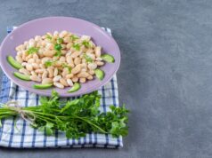 Салат с фасолью и солеными огурцами