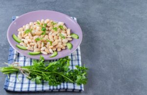 Салат с фасолью и солеными огурцами