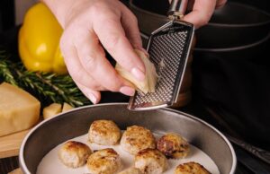 Тефтели с рисом в сливках на сковороде