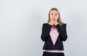 Шепот как средство предотвращения разговорчивости коллеги