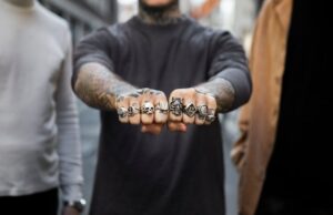 Татуировки перстни на пальцах: значение и символика