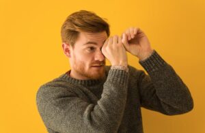 Чешется правый глаз у мужчины: народные приметы и причины