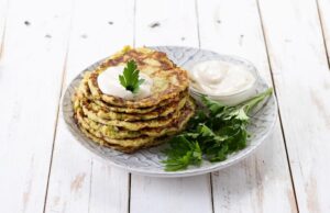 Кабачковые оладьи с чесноком и сыром