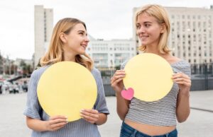 Подпись в соцсетях: как сделать пост с подругой