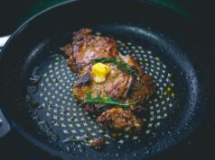 Свинина тушеная с майонезом на сковороде