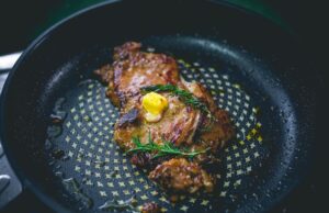 Свинина тушеная с майонезом на сковороде