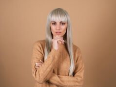 Длинная косая челка на длинные волосы