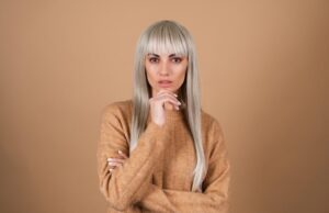 Длинная косая челка на длинные волосы