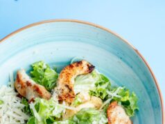 Простой салат с копченой куриной грудкой