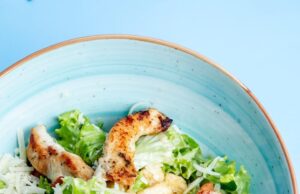 Простой салат с копченой куриной грудкой