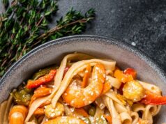 Вкусный вок с овощами и креветками