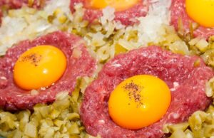 Фаршированные яйца в виде гнезда