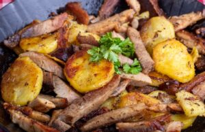 Жареная печень с картошкой на сковороде