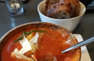 Куриная солянка с копченостями на бульоне