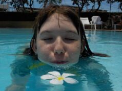 К чему снится плавать в бассейне