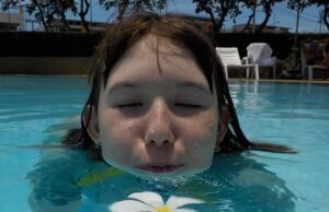 К чему снится плавать в бассейне