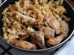Макароны с курицей на сковороде