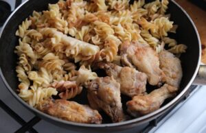 Макароны с курицей на сковороде