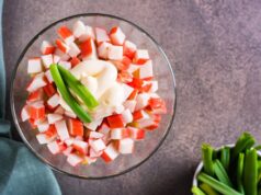 Помидоры и крабовые палочки: простой и вкусный салат