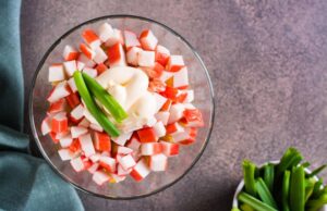 Помидоры и крабовые палочки: простой и вкусный салат