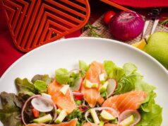 Салат с кальмарами и красной икрой